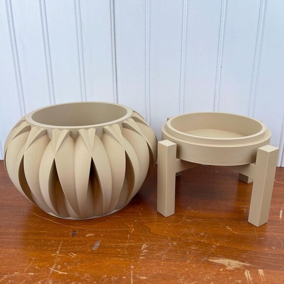 Halden Planter Pot, Indoor Planter w/ Drainage Hole and Drip Tray - Picture 5 of 9